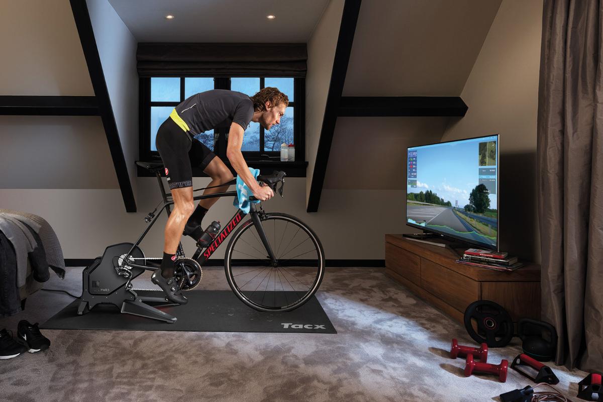 Cyklotrenažér Tacx Flux S Smart a podložka na tlmenie zvuku a vibrácií